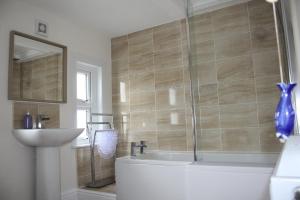 A bathroom at No3 By The Sea Apartment 