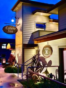 un restaurante con un cartel en el lateral de un edificio en Estero Inn, en Morro Bay