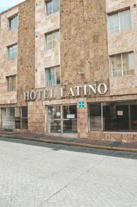 ein Hotelgebäude mit einem Hotel-Latino-Schild darauf in der Unterkunft Hotel Latino in Guadalajara