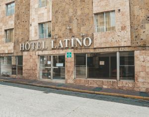 um sinal de hotel latino na lateral de um edifício em Hotel Latino em Guadalajara
