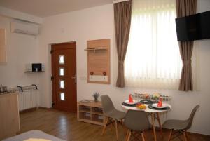Televízia a/alebo spoločenská miestnosť v ubytovaní Studio apartmani Toplička bajka