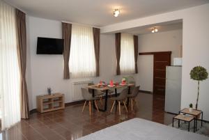 Televízia a/alebo spoločenská miestnosť v ubytovaní Studio apartmani Toplička bajka