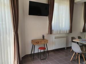 Televízia a/alebo spoločenská miestnosť v ubytovaní Studio apartmani Toplička bajka