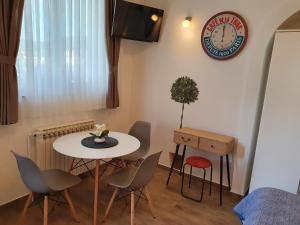 Televízia a/alebo spoločenská miestnosť v ubytovaní Studio apartmani Toplička bajka