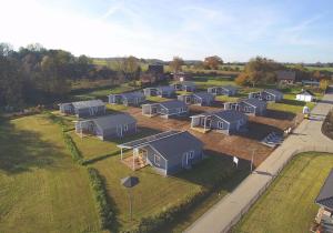 eine Luftansicht einer Reihe modularer Häuser in der Unterkunft Witt am See H in Klein Wittensee