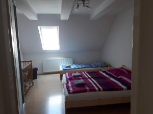 Posteľ alebo postele v izbe v ubytovaní Apartmán Křtiny