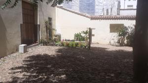 
a garden area with a tree and a building at Albergue Convento S.Francisco in Zafra
