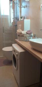 La salle de bains est pourvue d'un lave-linge et d'un lavabo. dans l'établissement Apartman "Roko", à Zadar