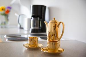 a gold tea kettle and cups on a counter at Shannon Breeze B&B in Killaloe