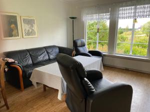 sala de estar con sofá, 2 sillas y mesa en Four Bedroom Guesthouse in Fjerdingen, Harran, en Grong