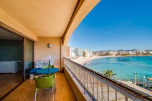 einen Balkon mit einem Tisch und Strandblick in der Unterkunft Es Mollet in S'Illot