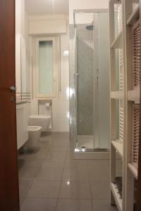 La salle de bains est pourvue de 2 toilettes et d'une douche en verre. dans l'établissement Mare Foce e Centro, à Sanremo