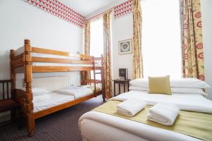 Postel nebo postele na pokoji v ubytování St Athans Hotel