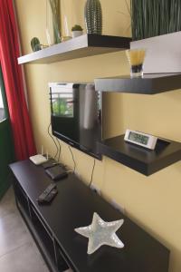 En TV eller et underholdningssystem på Apartment Portonovo Casa Martin - swimming pool - good Wifi - Old Town