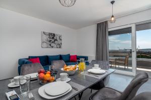 ein Wohnzimmer mit einem Tisch voller Obst in der Unterkunft Villa Dalmata in Trogir