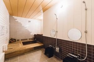 Bilik mandi di Yamahana Onsen Tonden Japanese Inn