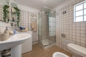 y baño con ducha, lavabo y aseo. en Capitana Rooms, en Costa degli Angeli