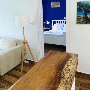 sala de estar con mesa de madera y cama en Casa Di Famiglia, en Tesalónica