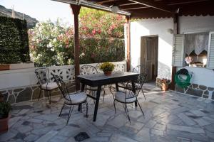 a black table and chairs on a patio at Venerdi Libero in Kini