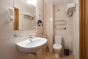 Koupelna v ubytování Dzintars Hotel
