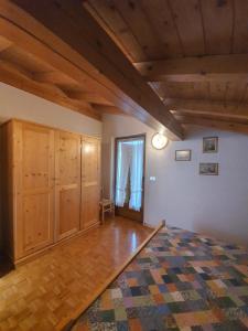 ヴァルディデントロにあるCasa Lanfranchiの木製の床と木製の天井が備わる広い客室です。