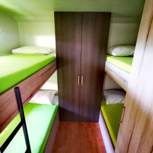 Casa Caravanas tesisinde bir ranza yatağı veya ranza yatakları