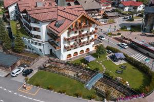 widok z powietrza na budynek w mieście w obiekcie Hotel Oswald w mieście Selva di Val Gardena