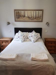 Łóżko lub łóżka w pokoju w obiekcie Pleasant Point Holiday Cottages