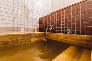 Bilik mandi di Yamahana Onsen Tonden Japanese Inn
