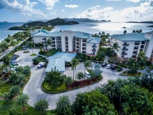 uma vista aérea do resort com o oceano ao fundo em Great Bay Condominiums located at The Ritz-Carlton Club, St Thomas em Nazareth