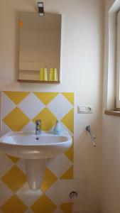 een badkamer met een wastafel en een spiegel bij Appartement Waldenser in Bad Homburg vor der Höhe