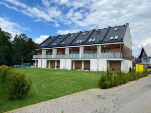 シュチルクにあるGreen Apart Mountain Szczyrk Bratków 10Eの太陽光パネルがたくさんある建物