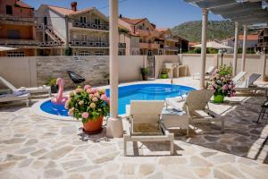 una piscina con sillas y un flamenco rosa en Villa Branka apartments near Dubrovnik with Pool, en Ivanica