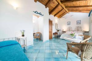 a room with a bed and a table and chairs at B&B Gattacicova in Cava deʼ Tirreni