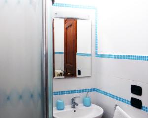 ein Bad mit einem Waschbecken und einem Spiegel in der Unterkunft Residenza Santa Lucia B&B in Galatone