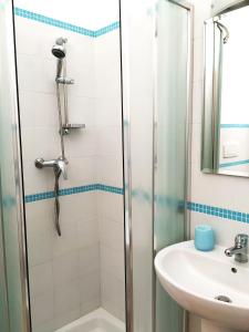 ein Bad mit einer Dusche und einem Waschbecken in der Unterkunft Residenza Santa Lucia B&B in Galatone