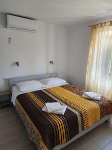 un grande letto in una stanza con finestra di Apartman Mi a Nerezine (Neresine)