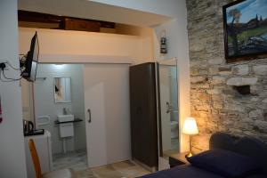 Koupelna v ubytování Lazaros Stonehouse + 37 fotografií