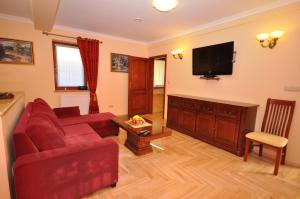 Televízia a/alebo spoločenská miestnosť v ubytovaní Apartament Plumeria