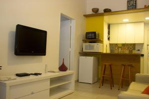 uma sala de estar com televisão na parede em Rio Habitat Almirante no Rio de Janeiro