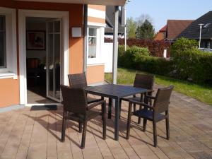 青斯特Wolkenlos的天井上摆放着黑色的桌椅