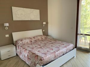 um pequeno quarto com uma cama e uma janela em A VERONA DA PAOLO & ELENA em Verona