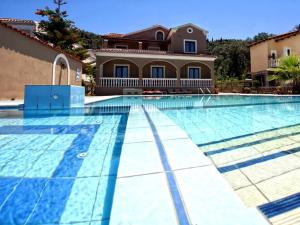 ein Swimmingpool vor einem Haus in der Unterkunft Maria Apartments in Sidari + 15 Fotos
