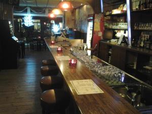 um bar com um longo balcão de madeira num restaurante em Hotel Dupuis em Valkenburg