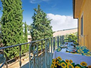 einen Tisch auf dem Balkon eines Hauses in der Unterkunft Belvilla by OYO Casale Nuovo in Chianciano Terme