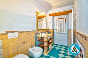Ένα μπάνιο στο Mimì splendida casa nel cuore di Silvi Paese