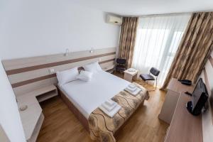 Un pat sau paturi într-o cameră la Hotel Capitol