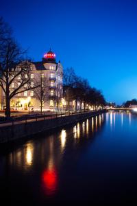 a building with a red light on top at night at Grand Hotell Hörnan in Uppsala