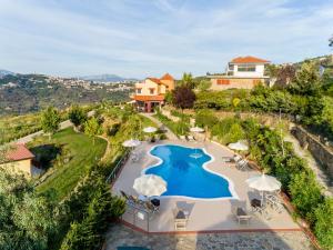- une vue aérienne sur un complexe avec une piscine dans l'établissement Casa Vacanza Villa Aurora, à Laureana Cilento