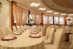 A restaurant or other place to eat at Hotel Mazzoleni